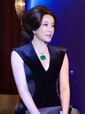 翡翠女王刘晓庆一生就是个传奇,她是怎么走向翡翠珠宝收藏这条路的