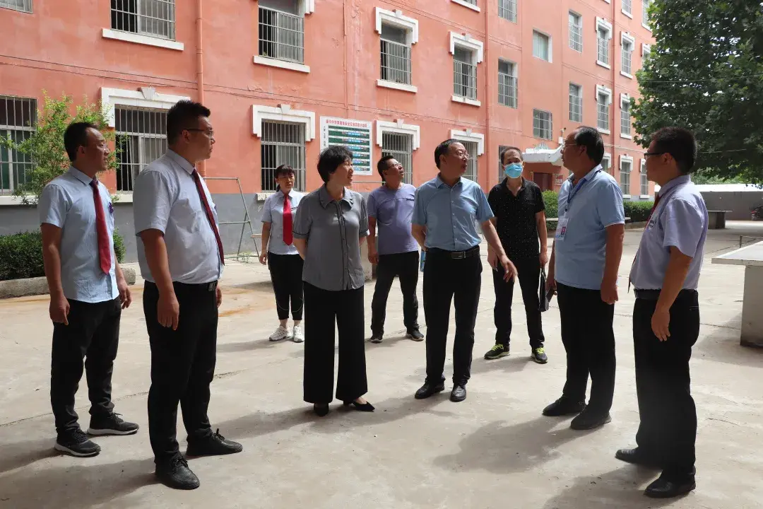 领导关怀运城市教育局领导到康平中学进行安全工作督查