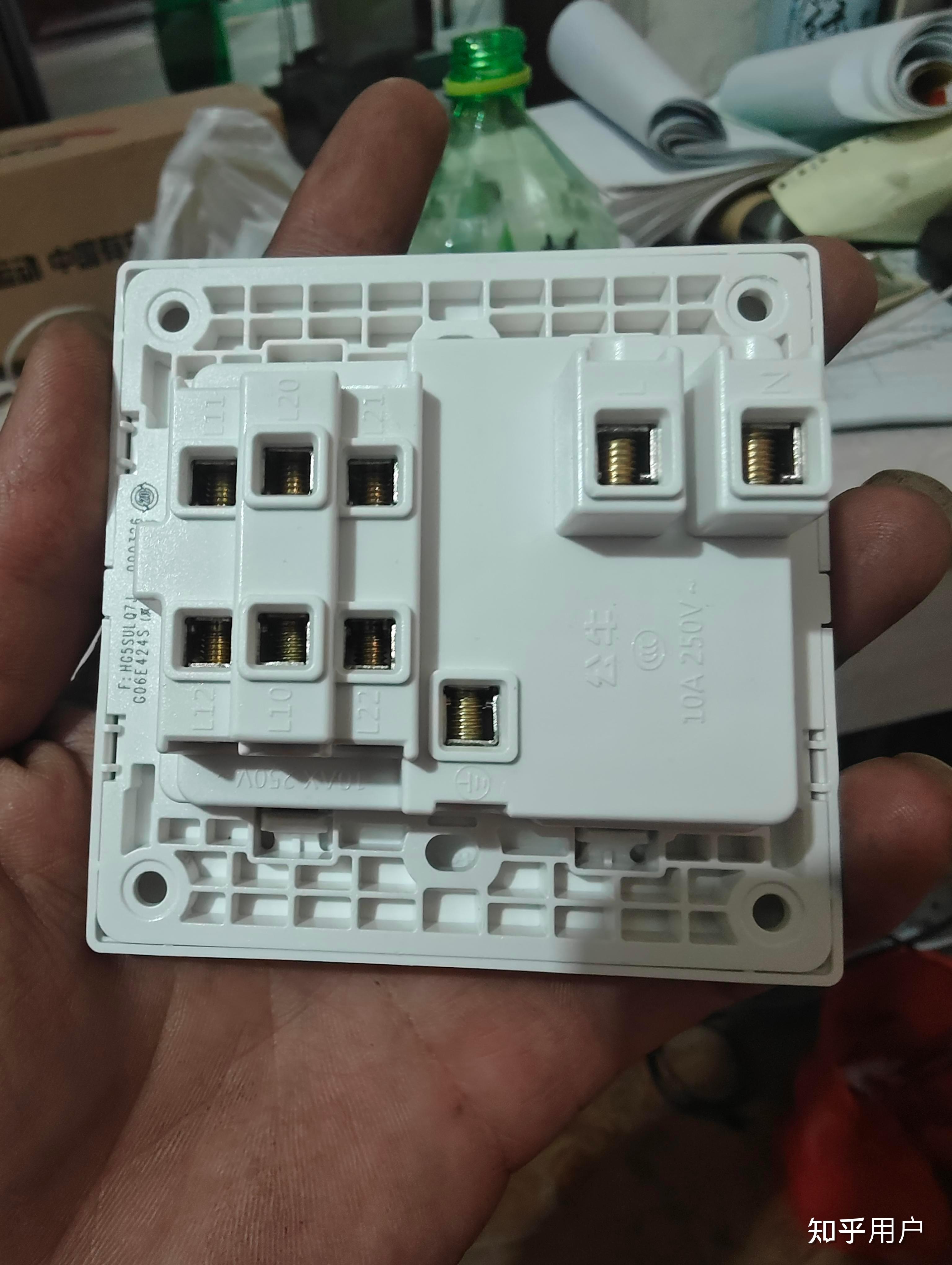 公牛插座,两开五孔,怎么接线,一个开关控制两孔,一个开关控制三孔?