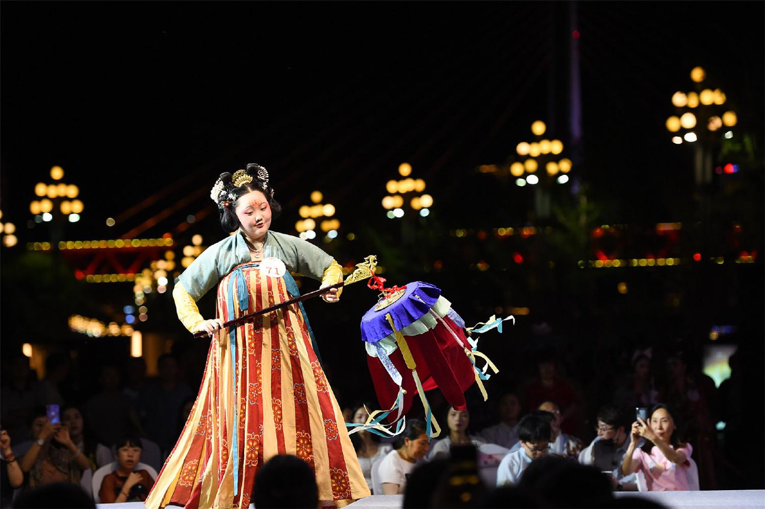 重庆年轻人追捧汉服数十亿高端消费背后是传统文化的传承