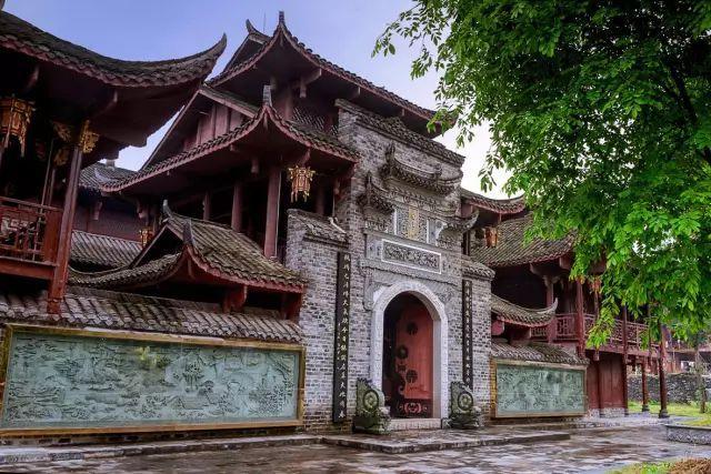 08 哟哟奶茶距离这里不远的苗王寨峡谷,夏日里那叫一个清凉,换上一