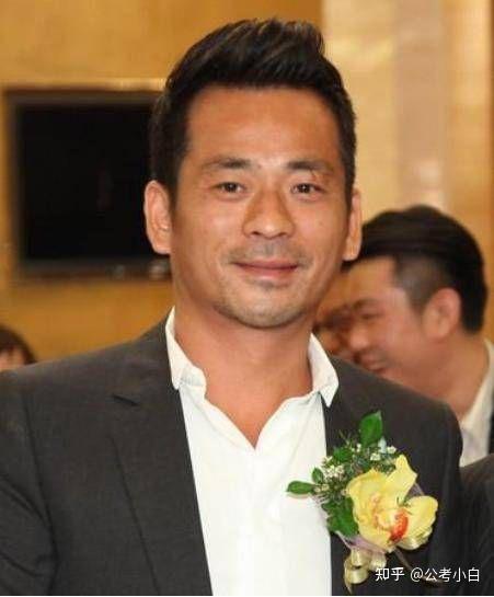 洗米华原名周焯华,1974年出生于澳门的普通家庭,属于当地当地原住民