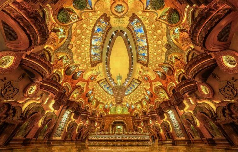 图片来自 @原来是年糕酱细细一看才发现,这可是庄严肃穆的佛教圣地啊!