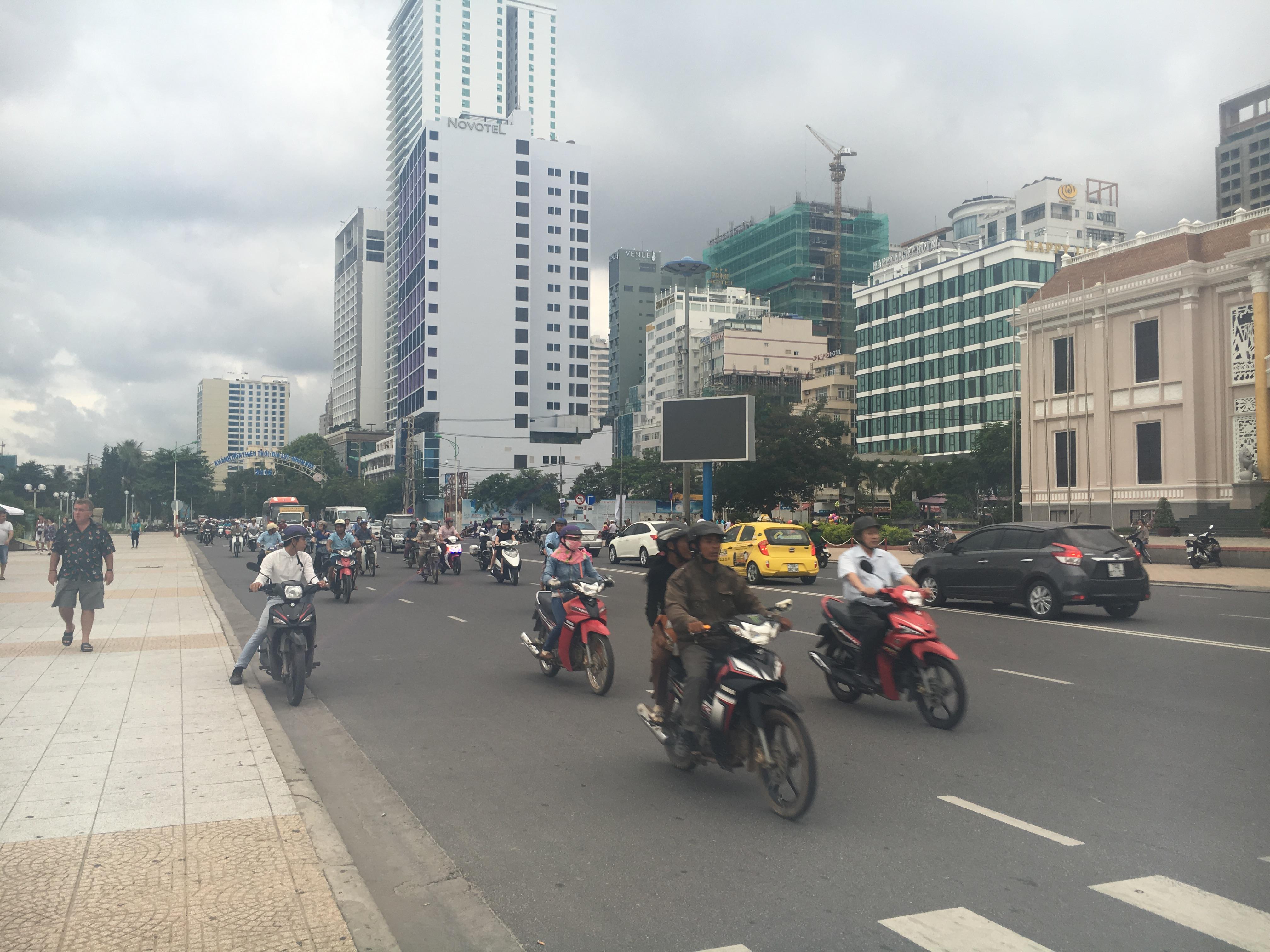 我觉得越南的海好一般,后几天都不想出来了,再加上街道,全是摩托车,每