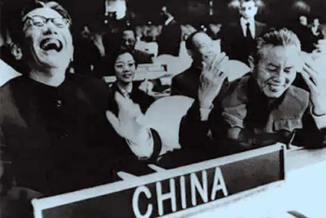 乔冠华后来率团代表中国回归联合国，这张他大笑的照片获得了普利策新闻奖
