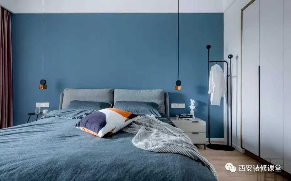 有卧室选了灰蓝色背景墙的吗你们都选了什么颜色的床
