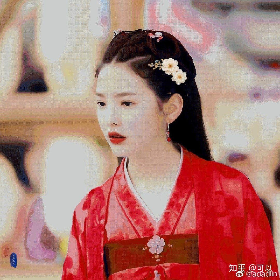 凯馨。plmm太可爱辽~原谅我现在只有一张存图章若楠。她们三个都好好看哦~红衣超好看有没有有复古女郎