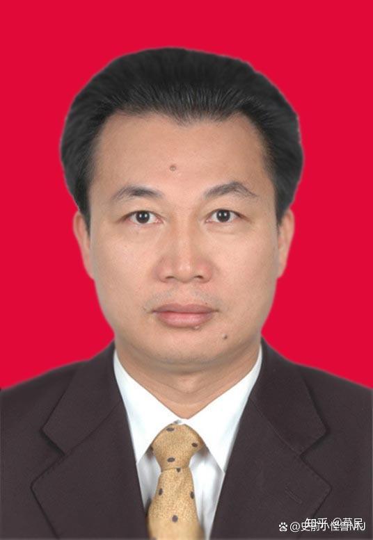 纪委副书记工作,在54岁时做到了湛江市市委常委,市政府副市长等职,达