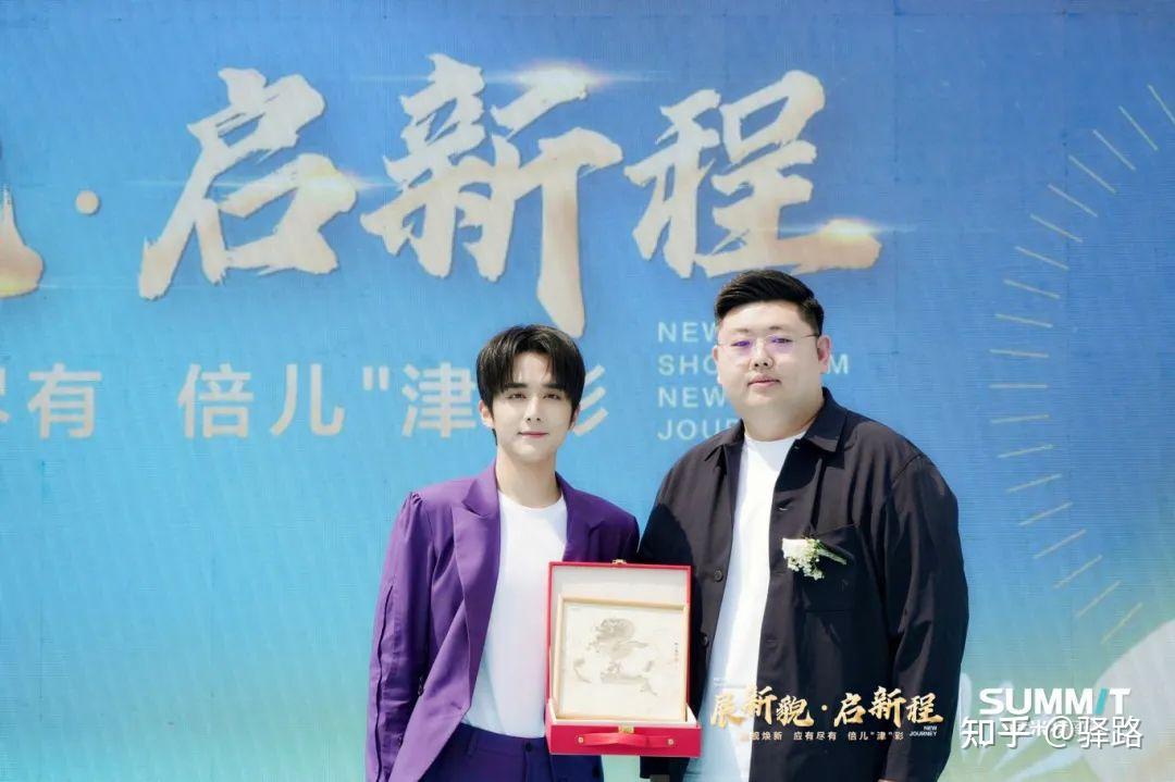 长胡佳欣为张新成送出了新明珠集团旗下德宇陶瓷艺术公司的精美岩板画