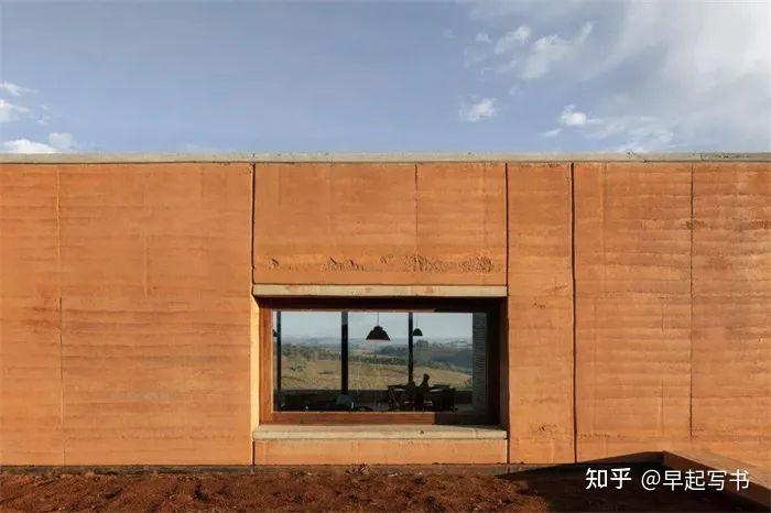 现代夯土墙案例 | 别墅建造装饰与老屋改造复原 - 知乎