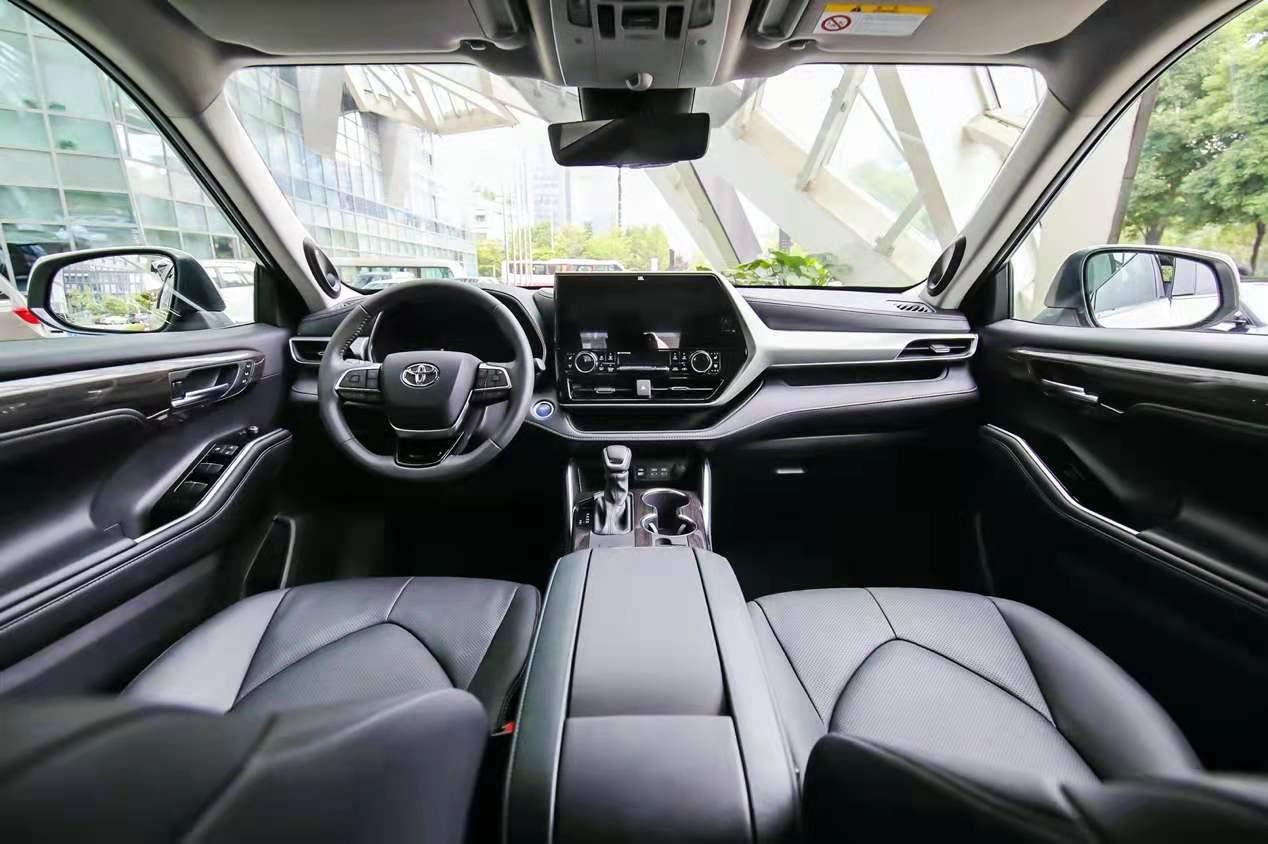 汉兰达内饰除了以上两大方面,作为换代车型,第四代汉兰达的改变是由内