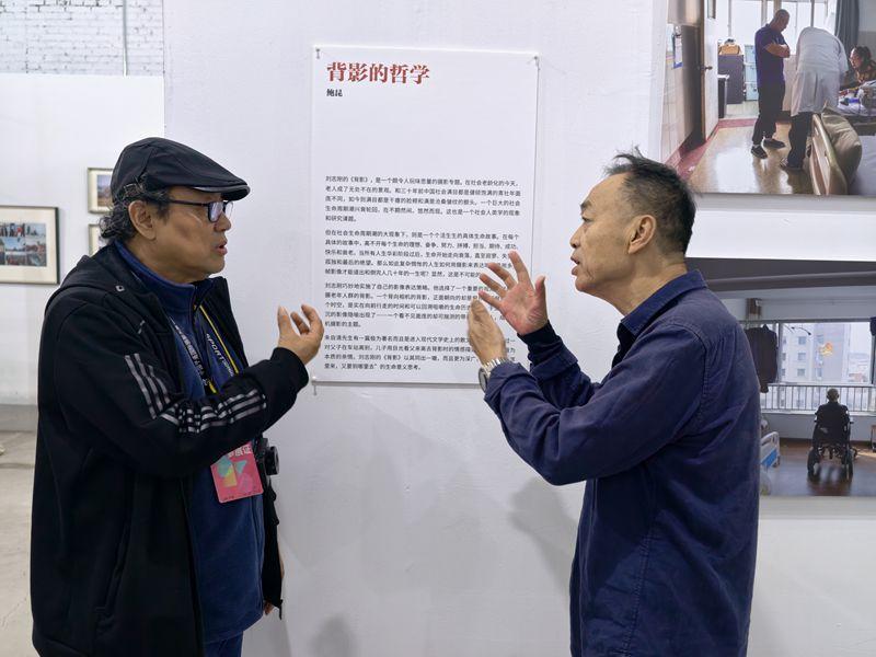 刘志刚专题作品《背影》在“平遥国际摄影节”开展 - 知乎