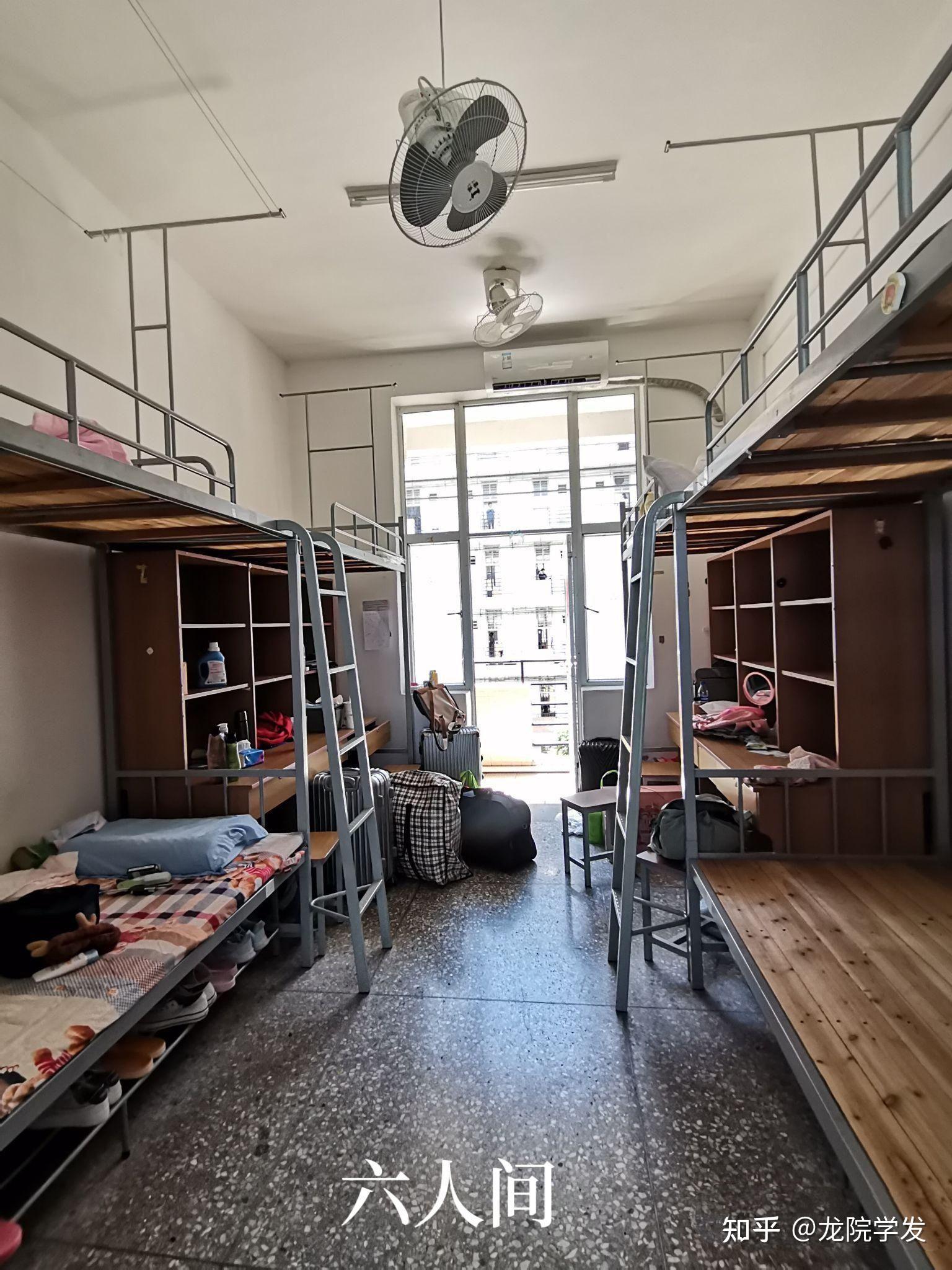 龙岩学院的宿舍条件如何?校区内有哪些生活设施?