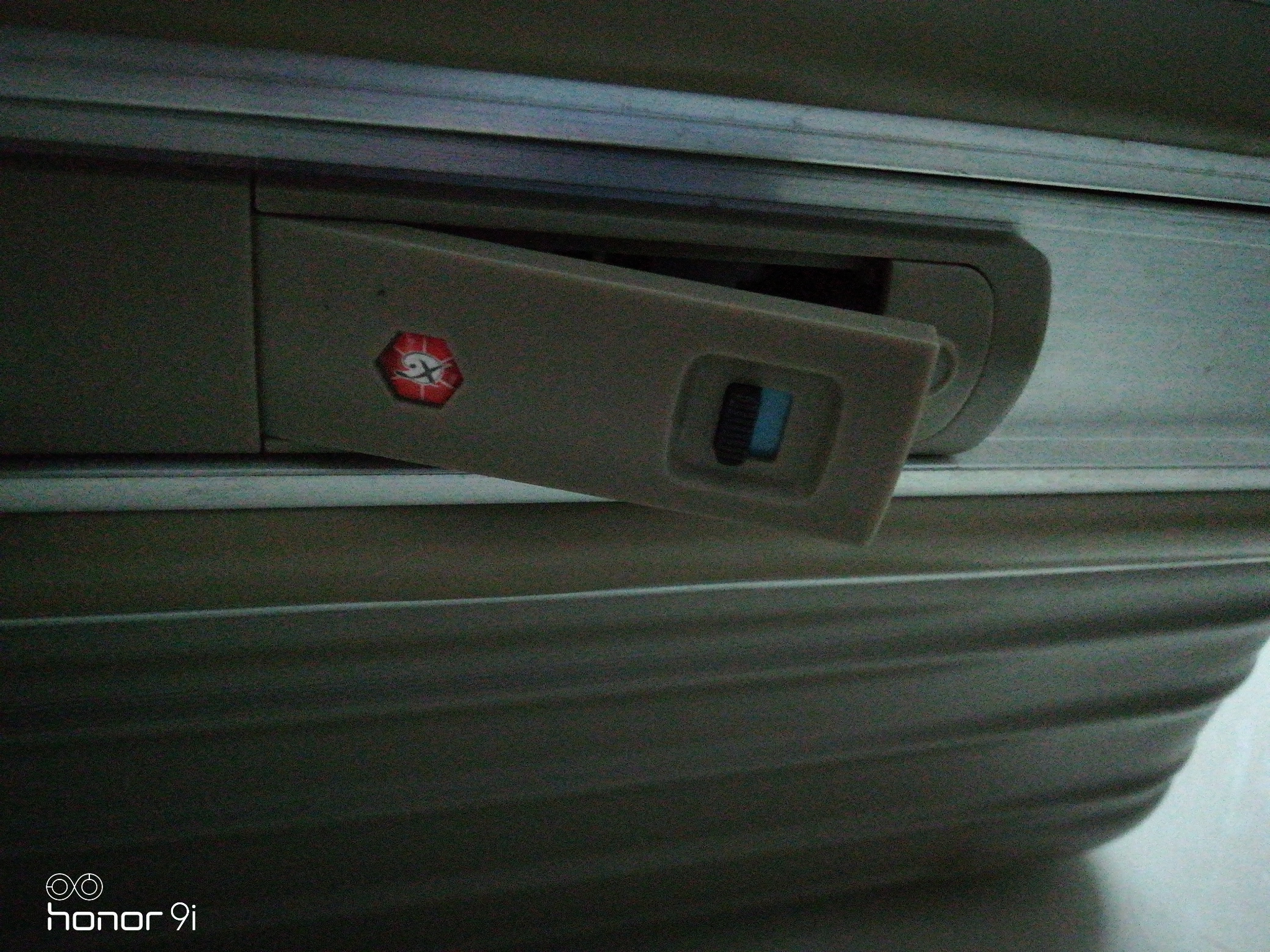 如何给行李箱上密码 v2-e3a4cab52be3fc0e8f0ea3da340eafac_r.jpg
