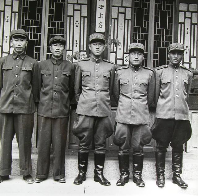 左起:中国人民志愿军参谋长解方将军,中国人民志愿军副司令员邓华将军