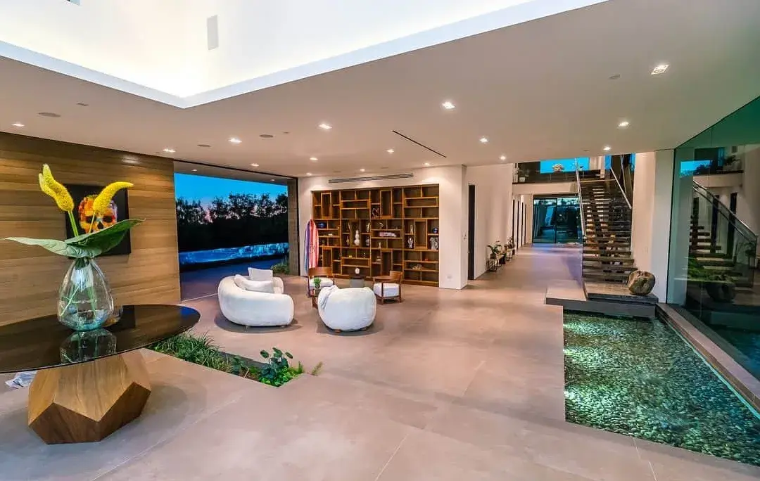 知名dj zedd公开上亿豪宅,还用乐高搭了一个夜店.