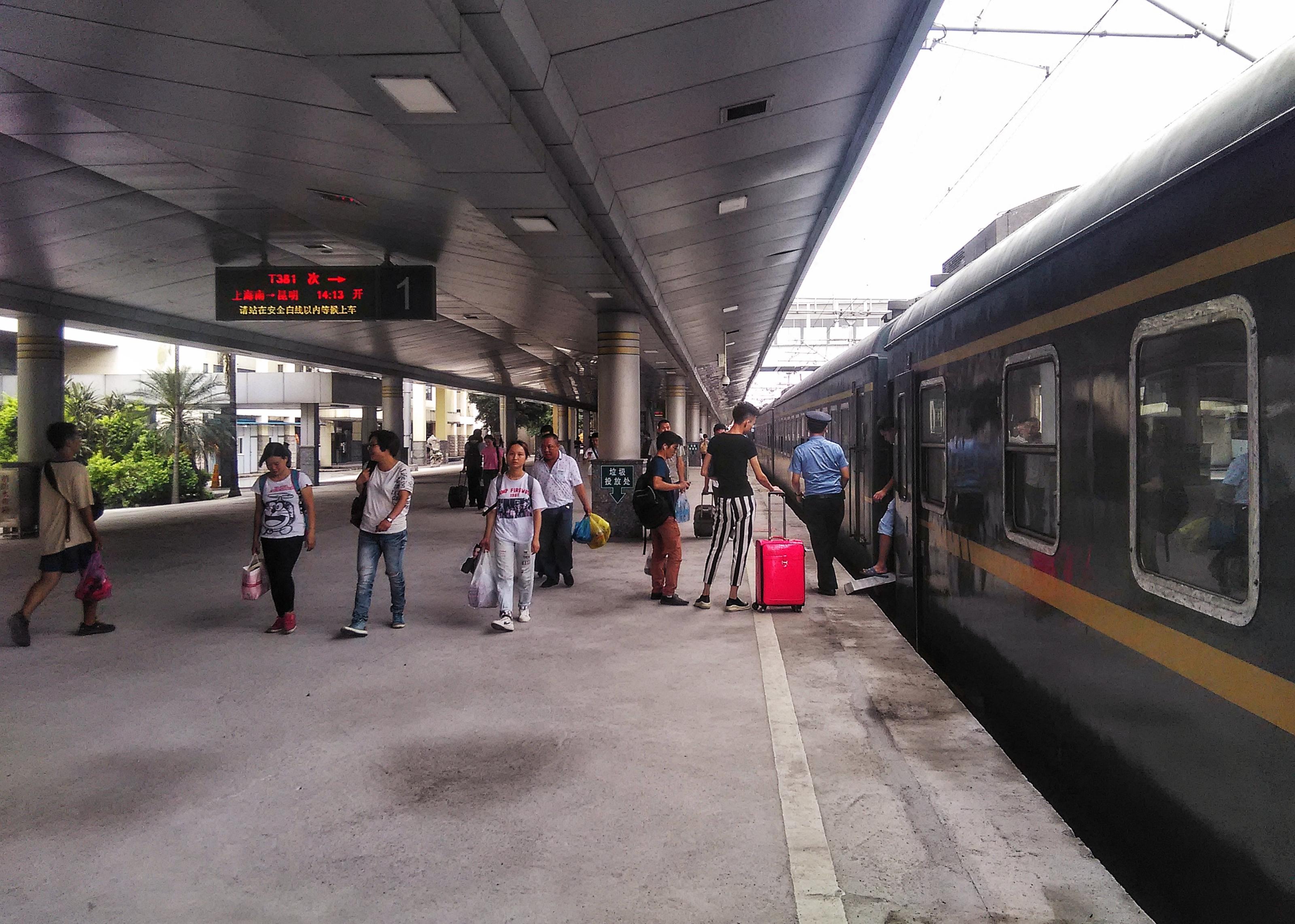 t381次列车水牌与"石林号旅游列车"贴纸t381次列车水牌特写t381次列车