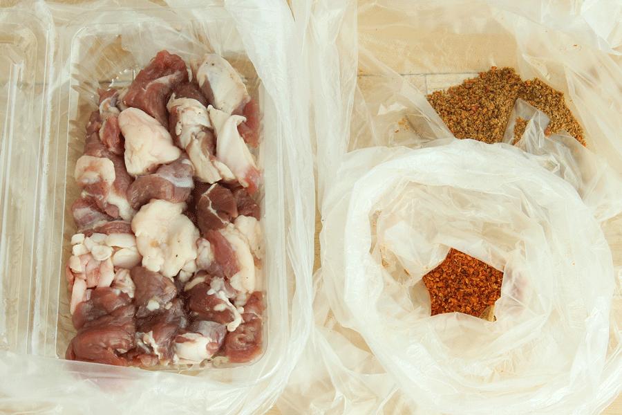 猪肉什么颜色是熟了 v2-e4089bb879fe5368aad7fb392a959c09_r.jpg