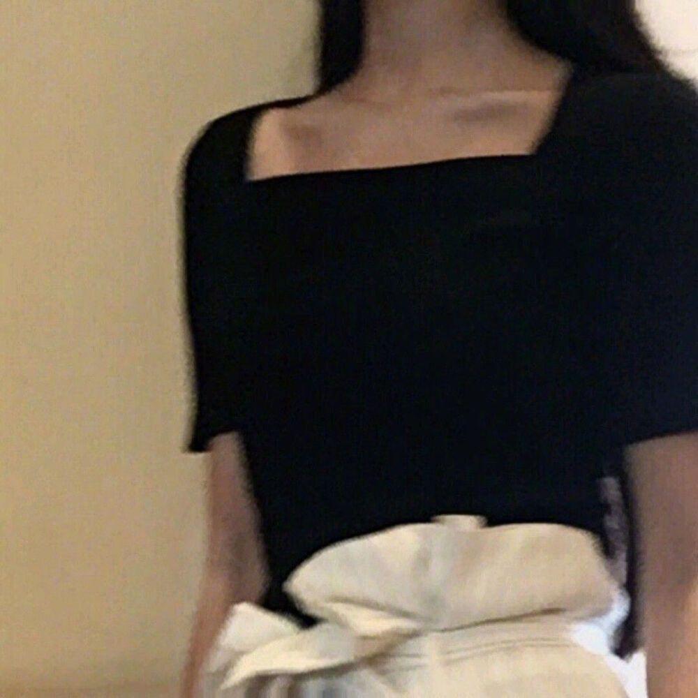 有没有那种,黑色裙子但又不是致郁也不霸气,就是好看的女生头像啊?