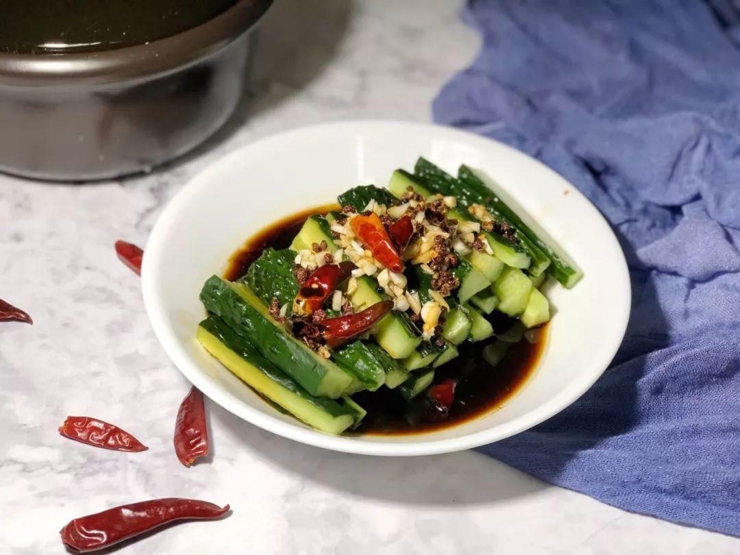 炝拌黄瓜条025.大蒜去皮切末,香菜切小段,放下凉菜中,搅拌均匀即可.4.