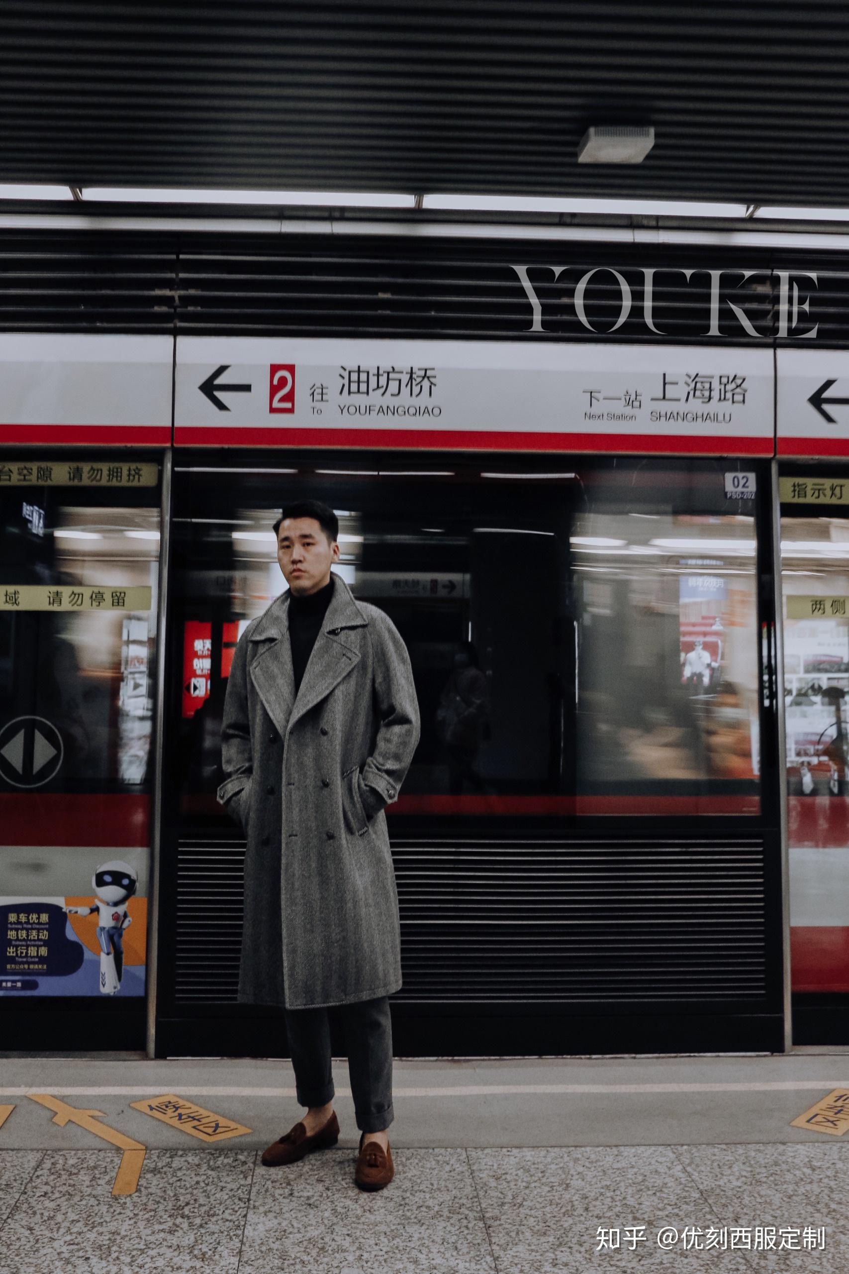 当南京新街口地铁站遇上西装客