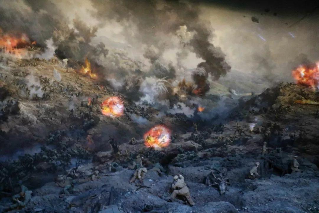 面对英雄雕像追忆往昔战火硝烟新排长们与英雄对话