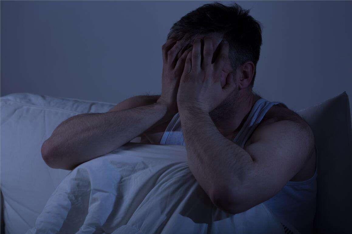 男人烦恼焦虑失眠图片图片