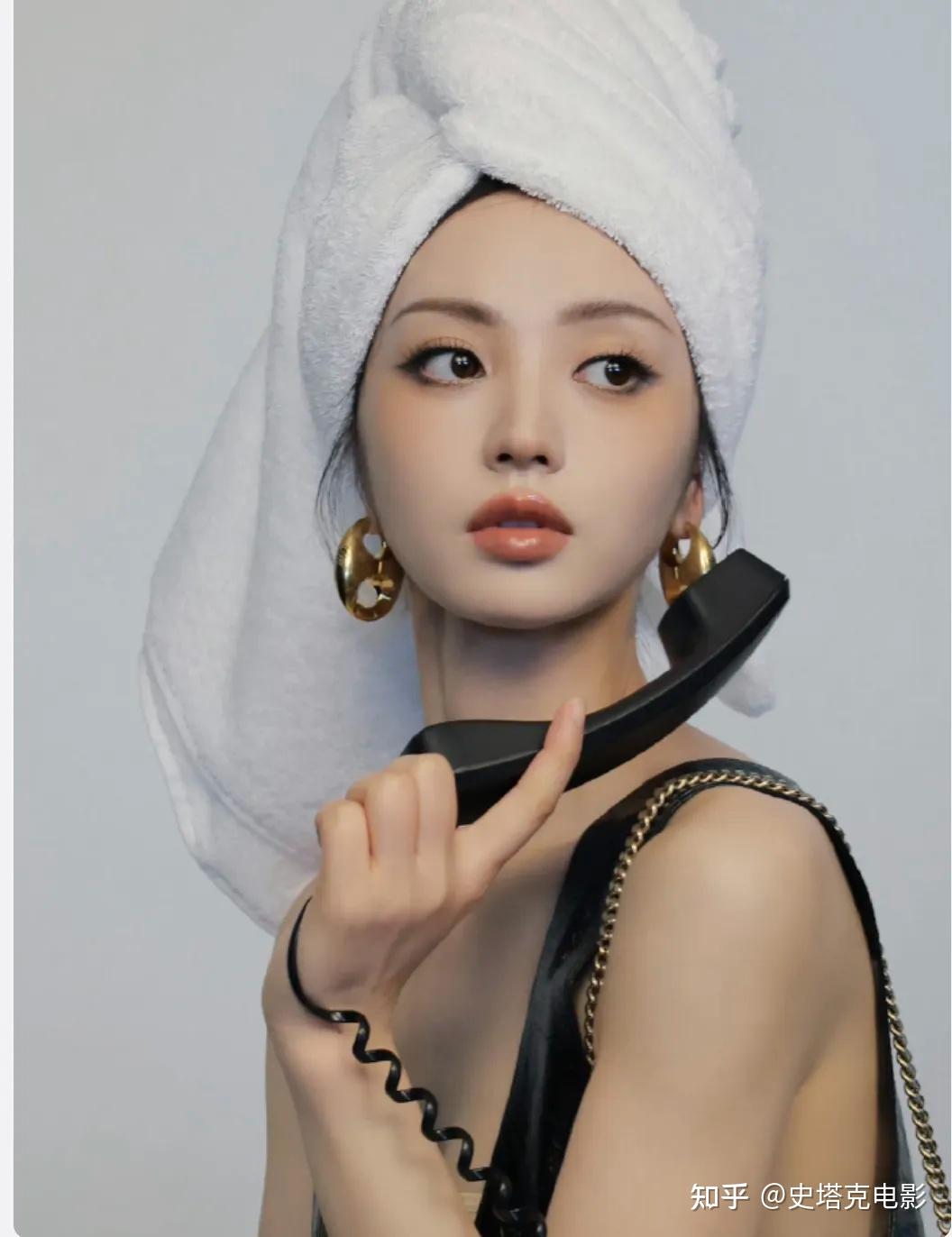 26岁田曦薇35岁倪妮撞衫穿黑皮裙气质面前年龄不是问题