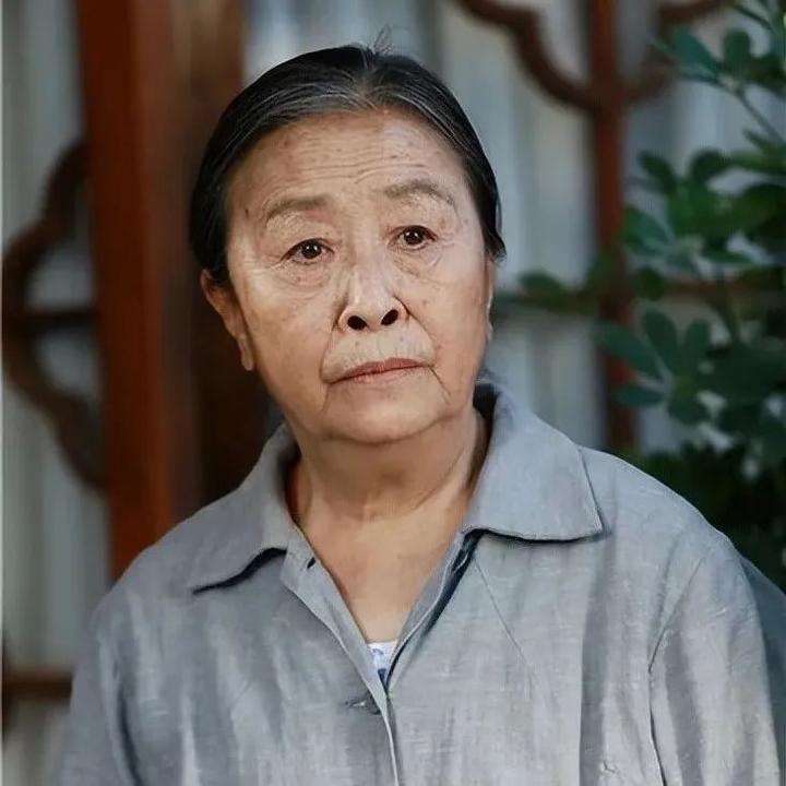 上了年纪的女人,该放任老态,还是故意扮嫩?关键在这3点 - 知乎