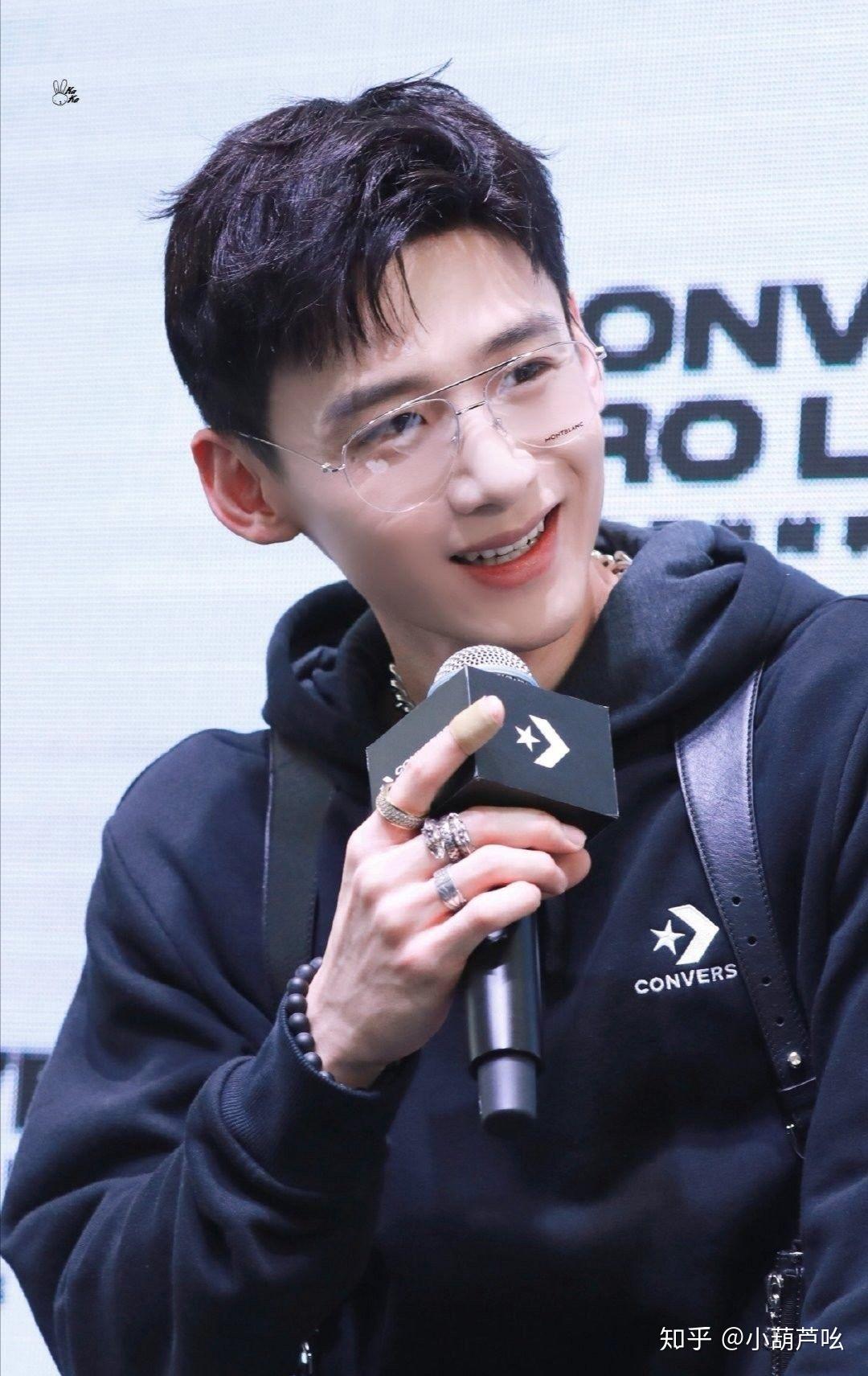 你见过哪些白敬亭戴眼镜的照片