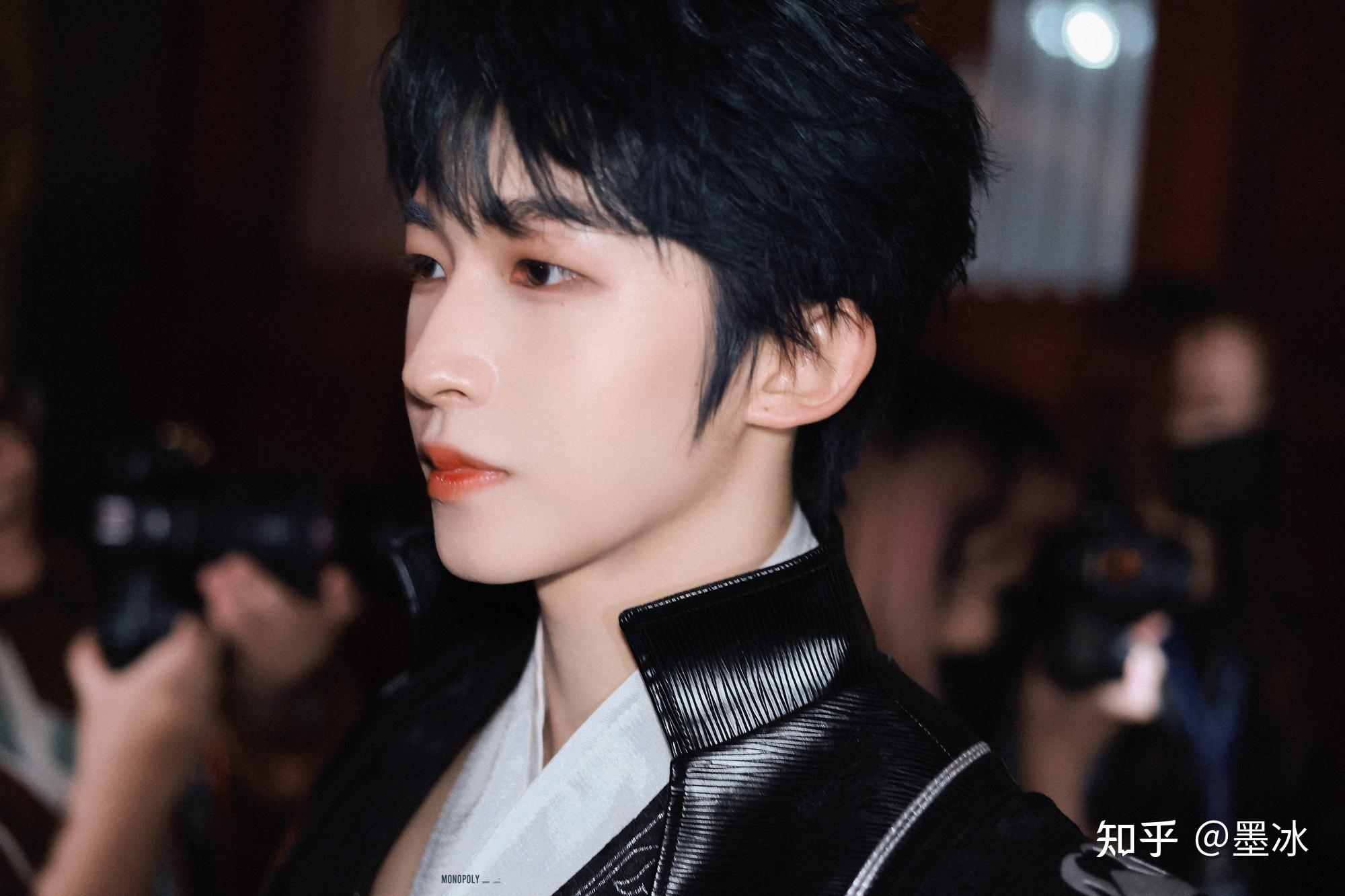 众明星评价周传雄的创作 v2-e493ebcd22f10ea2b1bb3bd6d27eca28_r.jpg