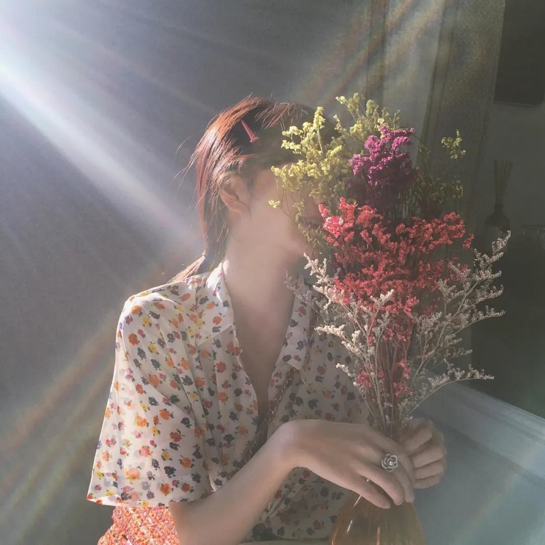 有没有那种手里拿着花的女生头像啊? - 知乎