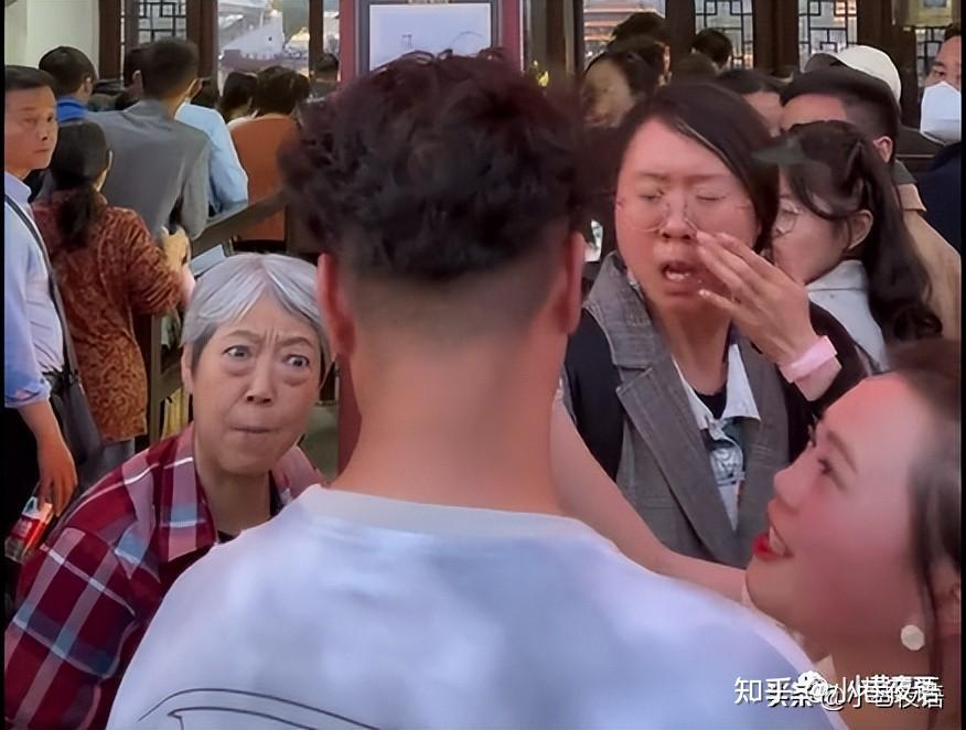 刚刚!景区出现奇葩母女强行插队,被劝后表情狰狞怒怼男子 - 知乎