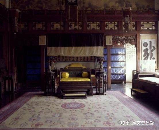 清末是慈安太后和慈禧太后垂帘听政之处,小皇帝坐在宝座上,而两宫太后