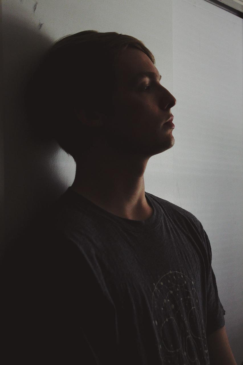 深色系营造压抑感