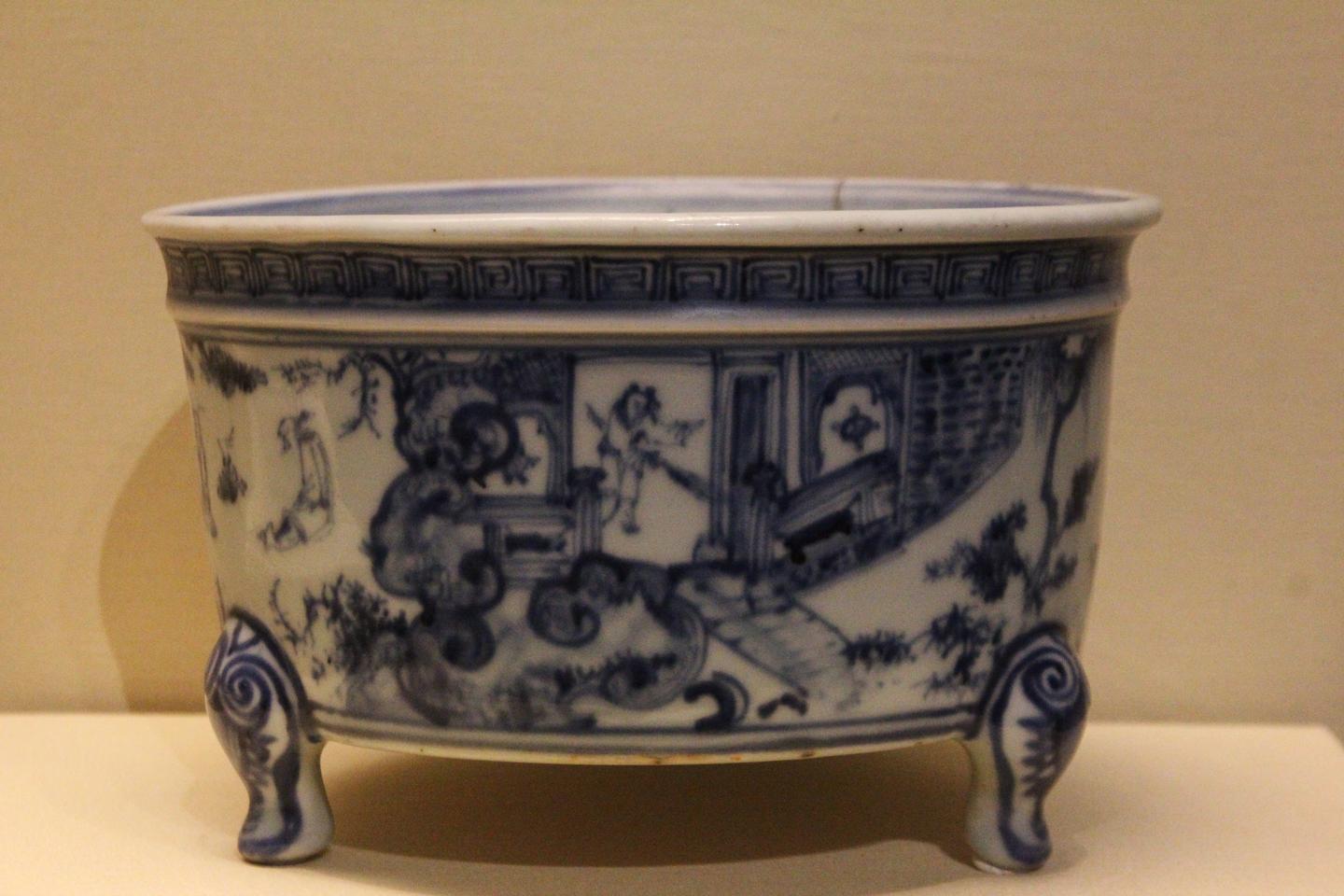 大明弘治年製 青花硯台 A fine yellow-ground and underglaze-blue 'gardenia' dish