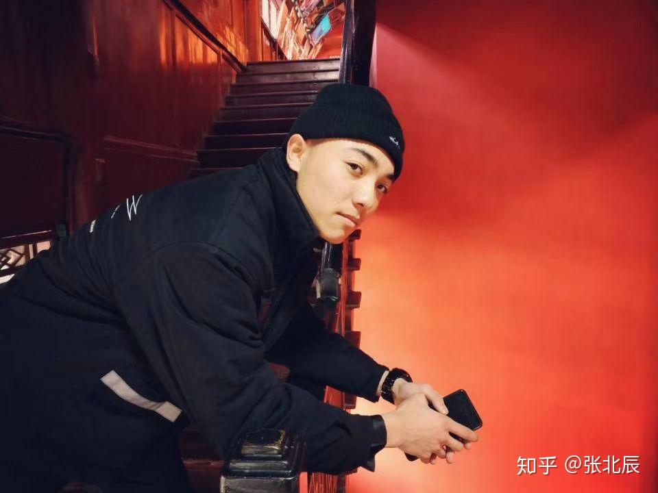 黑暗的旅人是路灯下寂寞的影子西北的风吹向少年的脸庞无业游民张北辰