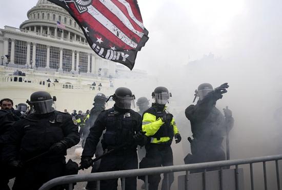 美国发生冲击国会暴乱事件 已酿成4死 52人被逮捕