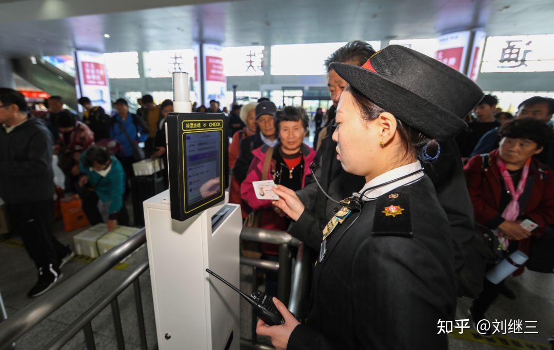 招投标名称叫"铁路半自助柱式检票机",别名叫"人工通道半自动快速验票