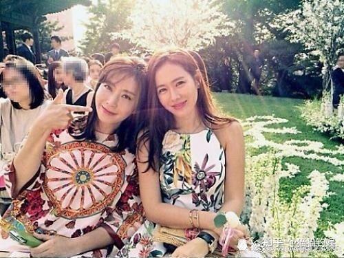 39岁孙艺珍近况和闺蜜郊外聚餐女神侧脸美成18岁玄彬掌镜