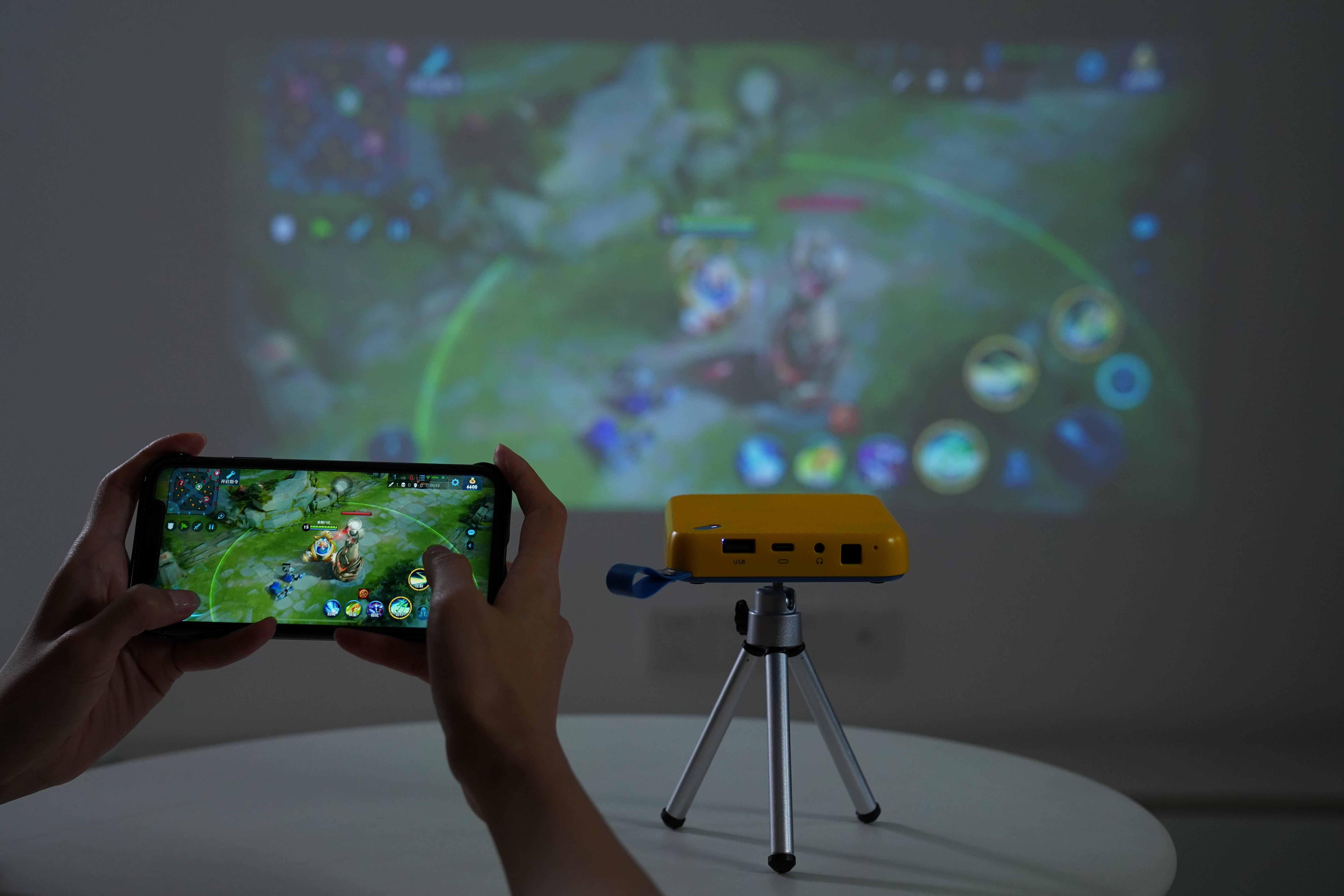 小火投影支持手机同屏投屏,一键操作,即可实现大屏游戏的畅爽.