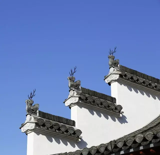 首先,考虑了"脊吻""格窗""印章"等元素;元素设  计  过  程