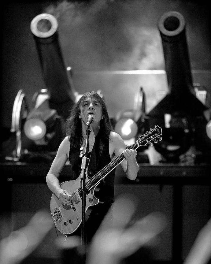 alice in chains乐队的jerry cantrell就说过:"malcolm young是摇滚