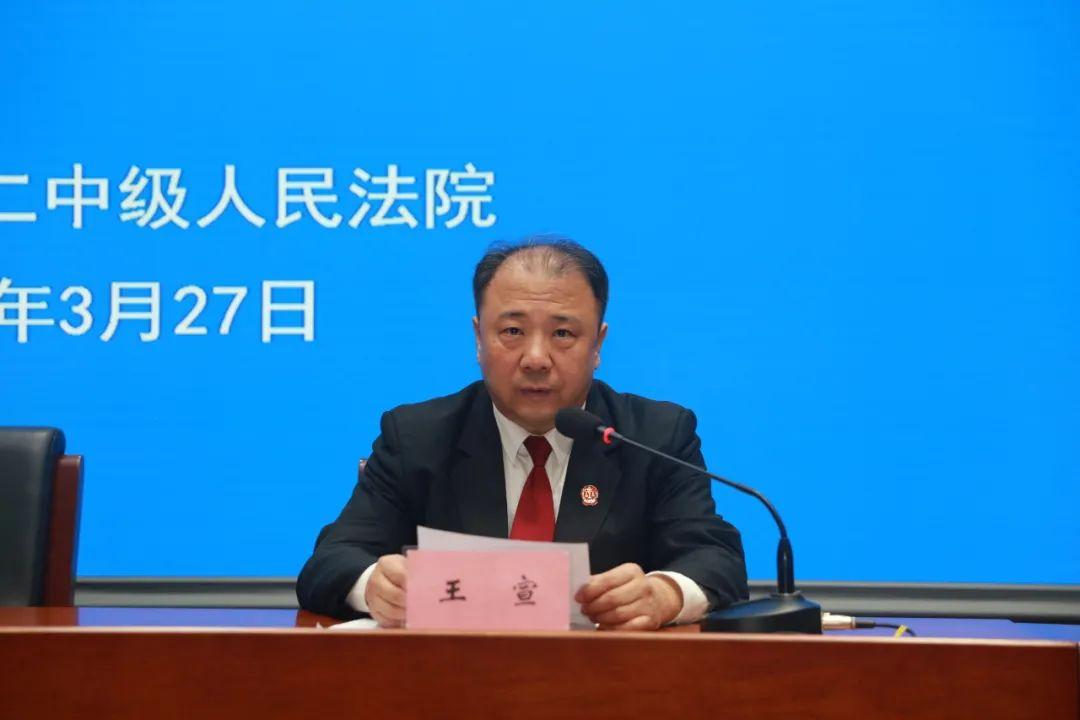 通报会上,北京二中院执行局副局长王宣,执行二庭副庭长连强,法官助理