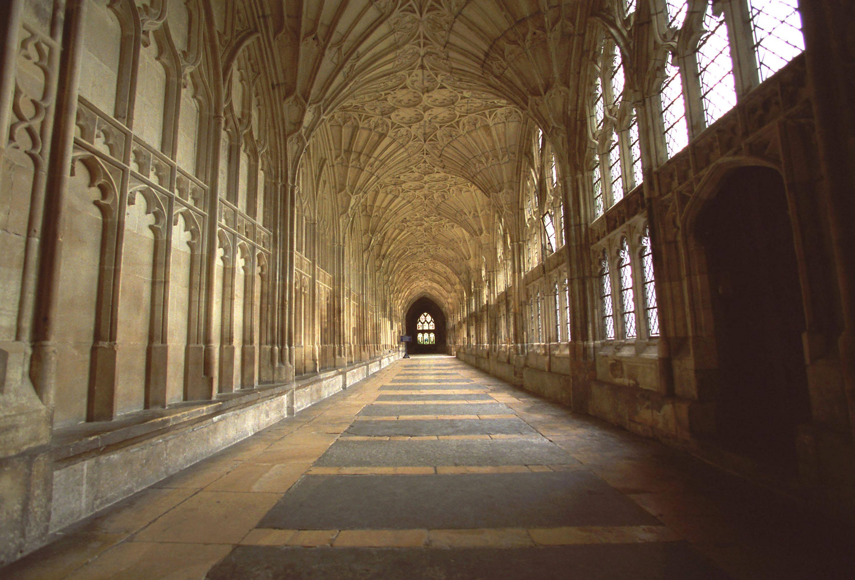 millennium bridge, 还记得半血亲王子开场铁桥collapse的场景嘛?