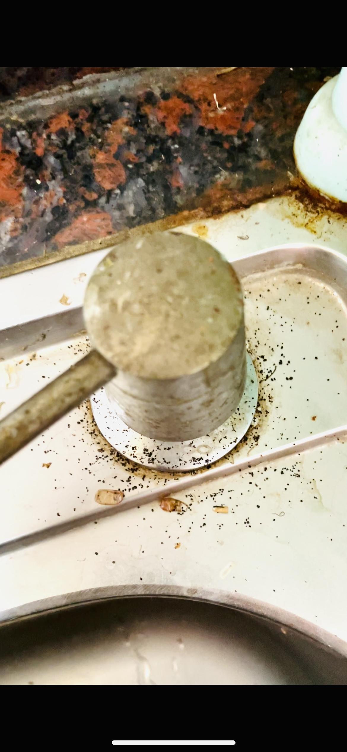 这是蟑螂粪便吗?