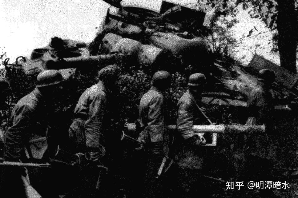 15.稳住阵脚后英军继续发起攻击,德军逐渐退守马斯河突出部西岸