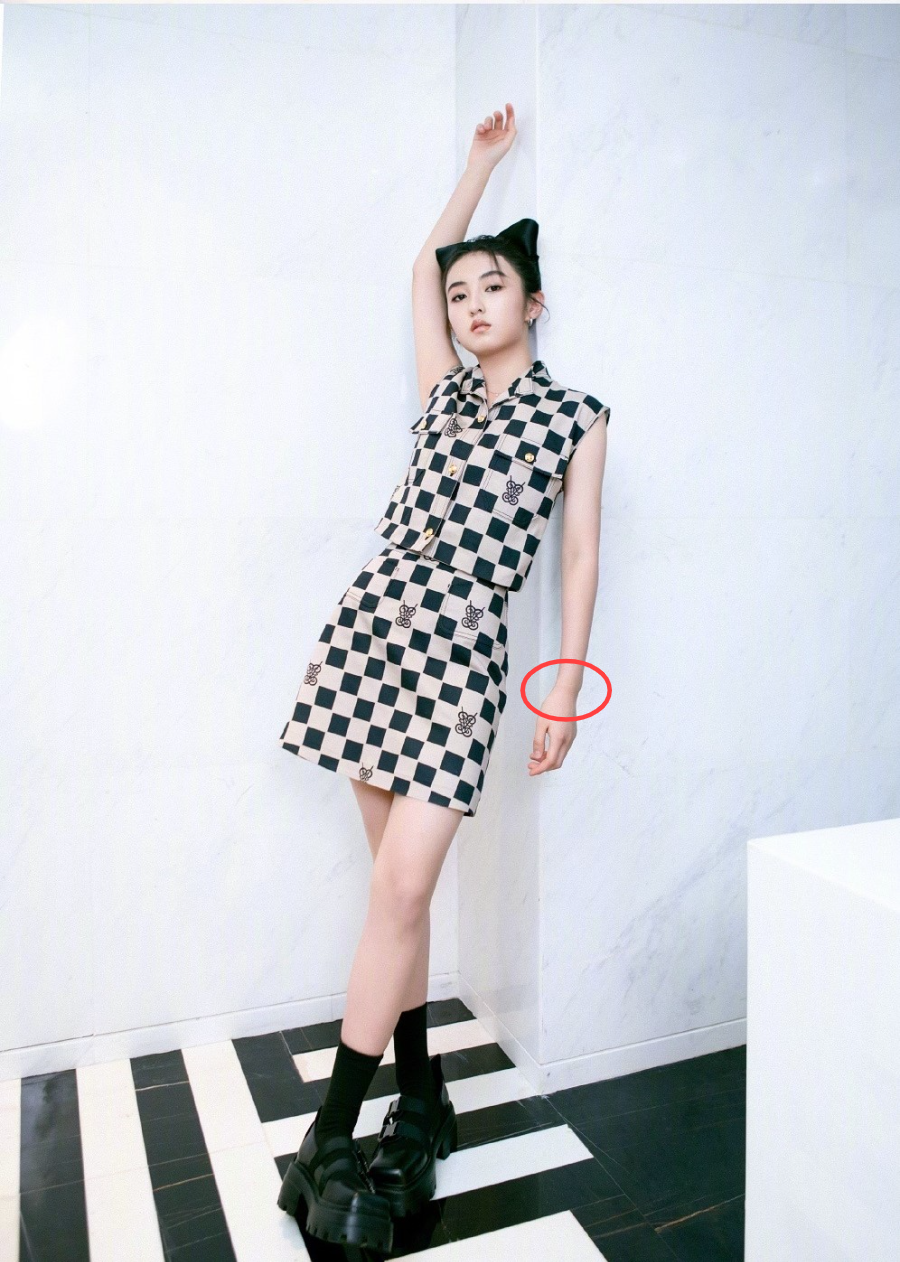 可以从手踝处判断但是她面部的淡漠冷感,再加上尚未完全褪去的稚气,走