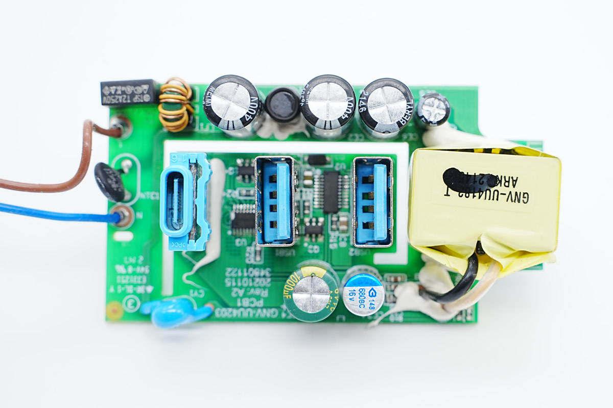 公牛20w快充插座拆解