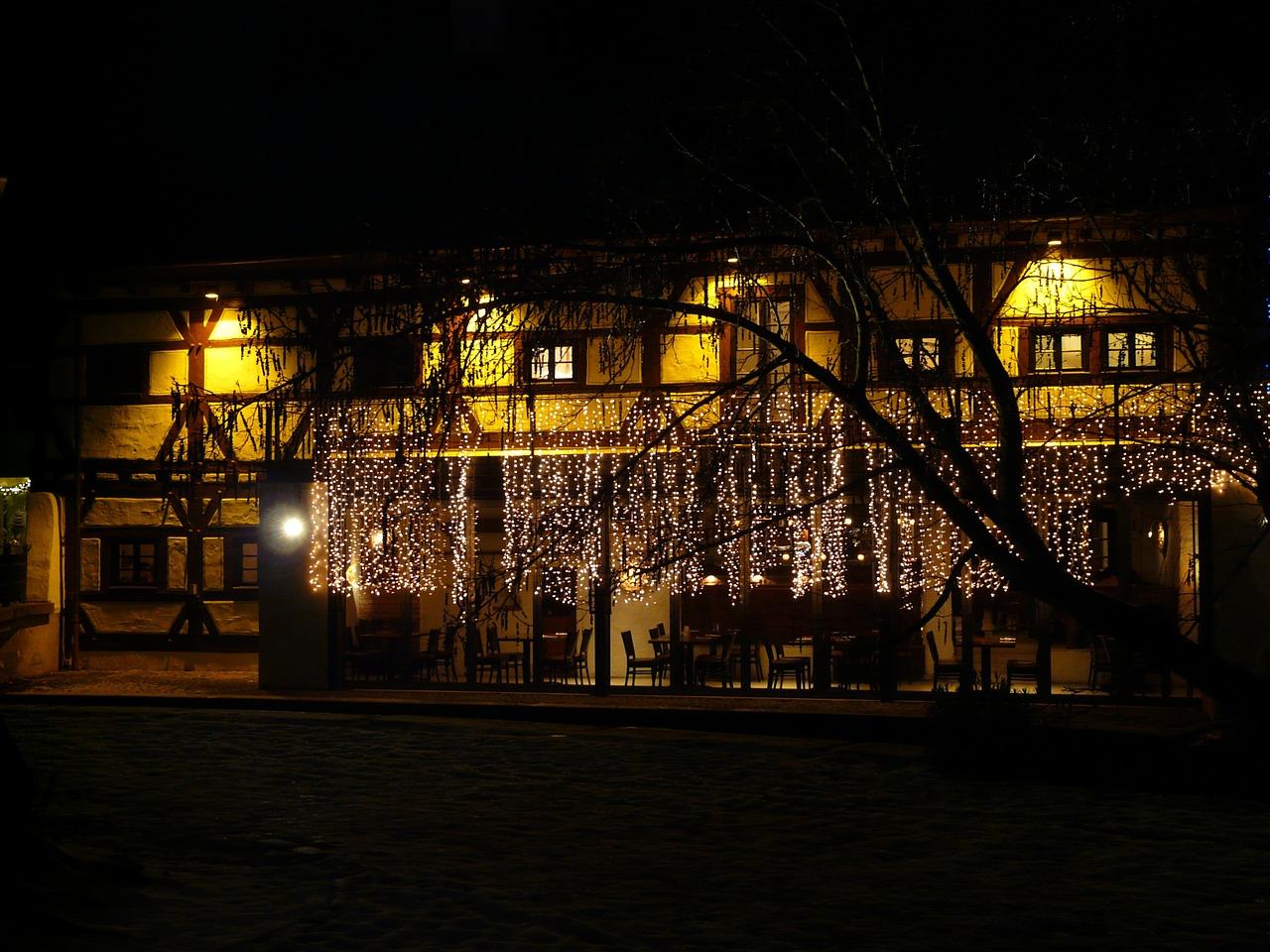 2. 色彩搭配原则